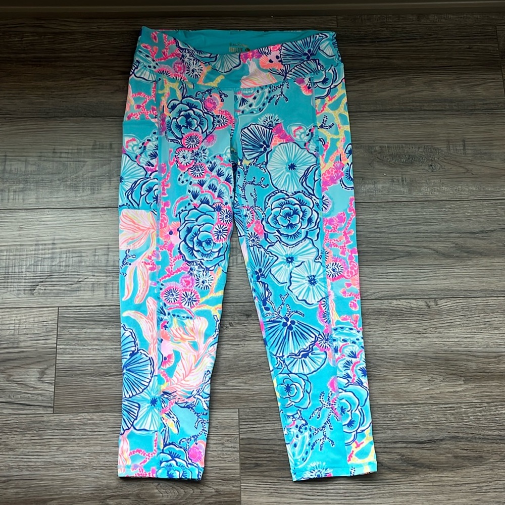 Lily Pulitzer active wear leggings/capris. Size large. Has one pocket